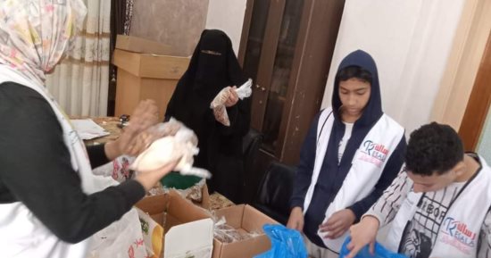 بدء توزيع عبوات مبادرة "كتف فى كتف" بالإسماعيلية.. صور