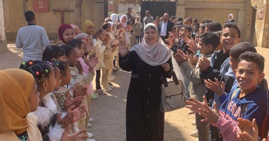 تلاميذ مدرسة ابتدائية بقنا ينظمون ممرًا شرفيًا لمعلمة بعد خروجها على المعاش