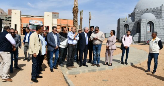 محافظ جنوب سيناء يتابع العمل بمبنى الرصد الأمنى والقرية التراثية بشرم الشيخ