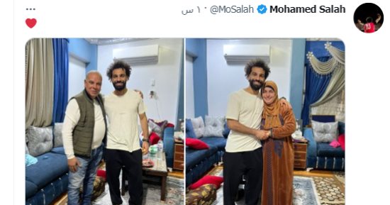 محمد صلاح يلتقط صورا تذكارية مع والده ووالدته فى عيد الأم