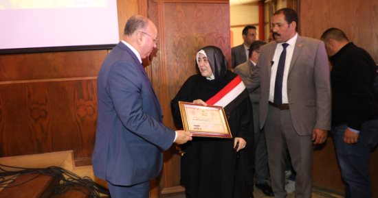 محافظ القاهرة يكرم 41 أما مثالية ويوجه التقدير للمرأة المصرية.. صور