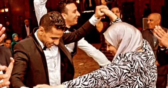 مؤمن زكريا يحتفى بوالدته فى عيد الأم