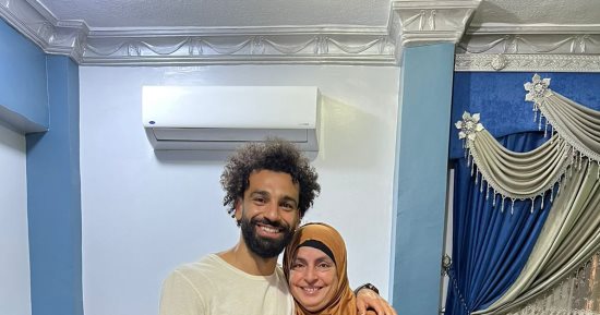 "نجوم من صنع ست الحبايب".. دعوة والدة محمد صلاح تأشيرة عبور الفرعون للعالمية.. "الأم" سر رحلة الصمود فى قصة كفاح حسين الشحات مع الساحرة المستديرة..  والدة كهربا تنقذ مستقبله من الضياع 