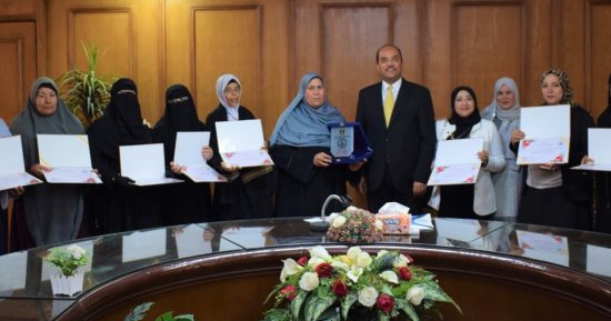 رئيس جامعة العريش يكرم الأمهات المثاليات من الجهاز الإدارى