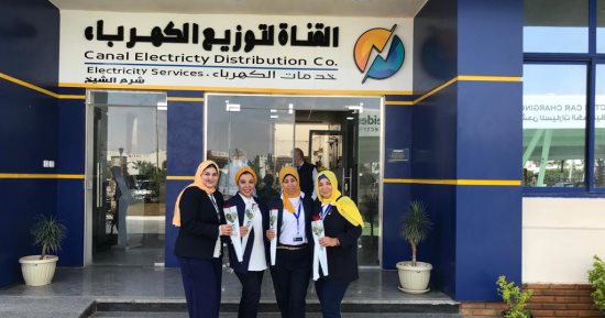 "الكهرباء" تستقبل العملاء بالورود احتفالا بعيد الأم.. صور