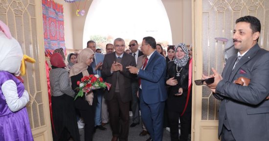 رئيس جامعة الزقازيق يفتتح معرضا للأعمال الفنية