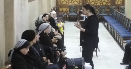 ابنة الفنانة لبنى محمود تتلقى عزاء والدتها بمسجد الحامدية الشاذلية 