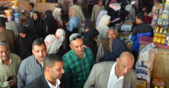 المواطنون يستقبلون رمضان من محيط مسجد السيد البدوى .. إقبال كبير على شراء البلح والياميش.. أصحاب المحال: الأسعار طبيعية مقارنة بالعام الماضى.. والعرقسوس والتمر هندى من الطقوس التاريخية .. صور