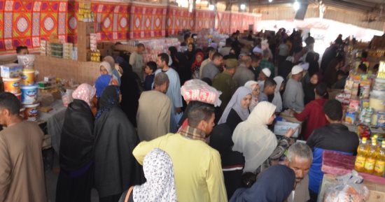 معارض أهلا رمضان تلبى احتياجات أهالى إسنا بالأقصر.. توفير لحوم عجالى بـ170 جنيها للكيلو والفراخ بـ76.. وإقبال كبير من المواطنين لشراء السكر والزيت والأرز والبقوليات.. وجولات يومية من "التموين" للمتابعة