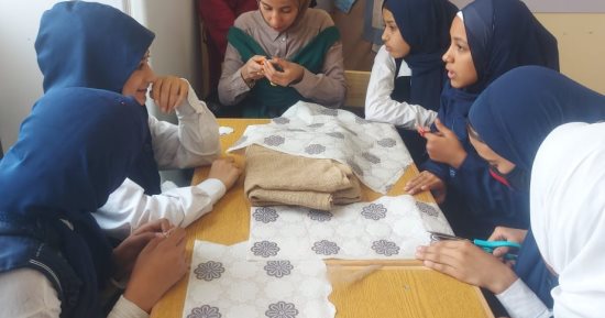 أطفال وشباب وفتيات قرى حياة كريمة بأرمنت يحصلون على دعم ثقافى كبير ضمن فعاليات الأسبوع الثقافى.. تنظيم محاضرات عن الشباب ولغة الإشارة ومكافحة الإدمان بالمدارس.. وورش للحرف التراثية والتقليدية والأشغال الفنية