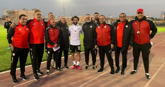محمد صلاح يؤازر المنتخب الأولمبي قبل مواجهة زامبيا.. صور