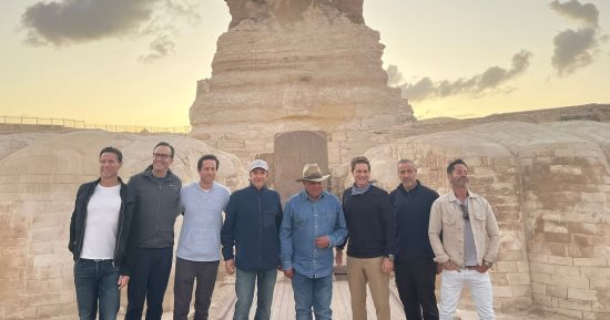 زاهى حواس يشرح أسرار أبو الهول وممر خوفو للفنان العالمى روب لو.. صور