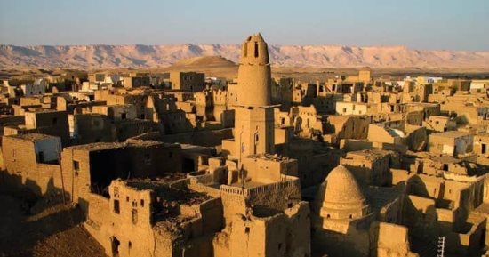 لؤلؤة الوادى الجديد.. حكاية قرية "القصر الإسلامية" الفائزة بجائزة التميز الحكومى.. حصن الحكم الإسلامى منذ 600 سنة.. وملتقى الحجاج فى الصحراء الغربية.. ومركز للاستشفاء الطبيعى شهدت أحداث فيلم "عرق البلح".. صور