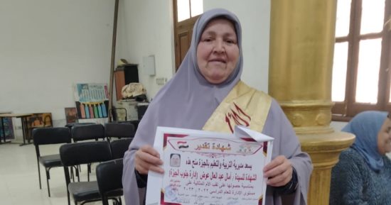 معلمة صباحا وعاملة فى مصنع مساء.. حكاية كفاح "آمال عبد العال" الأم المثالية 