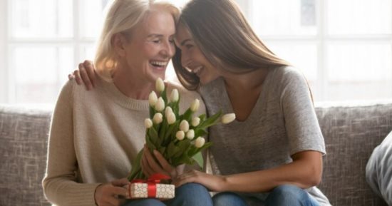 8 دول عربية تحتفى بعيد الأم اليوم.. احتفالات الوطن العربى بالأم انطلقت من مصر.. غسل ملابس الأمهات وتقييد الأم بجوار الهدايا أغرب طقوس الاحتفال.. و"آنا جارفيس" أول من احتفلت بالمناسبة فى 1908 بفرجينيا