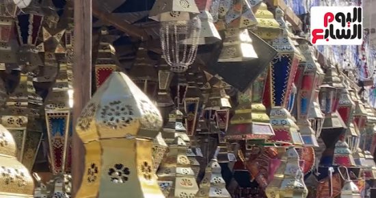 فرحة رمضان.. خروجة وتمشية وسط الفوانيس ومظاهر الشهر الكريم فى السيدة زينب