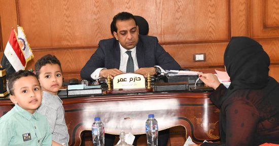 نائب محافظ قنا يستقبل عددا من المواطنين بمكتبه لبحث شكاواهم