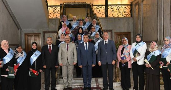 "وزير الدولة للإنتاج الحربي" يكرم الأمهات المثاليات بالجهات التابعة