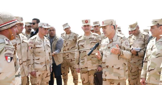 الفريق أسامة عسكر يشهد بيانا عمليا للتكتيكات الصغرى والمهارة فى الميدان بالجيش الثانى
