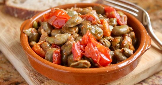 سحور اليوم 2 رمضان.. طاجن فول بالقشطة وسلطة خضراء
