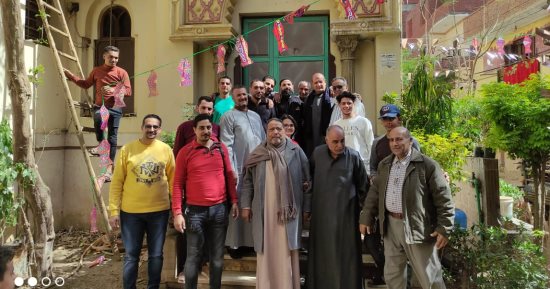 فيها حاجة حلوة.. كاهن كنيسة يعلق الأنوار وزينة رمضان بمساجد قرية بالشرقية