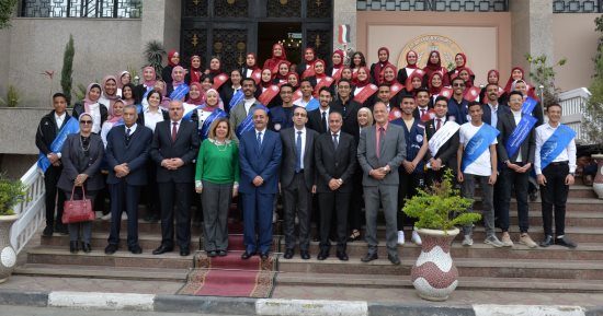 محافظ الإسماعيلية يلتقى رؤساء اتحادات طلاب جامعة قناة السويس ومدارس الإسماعيلية