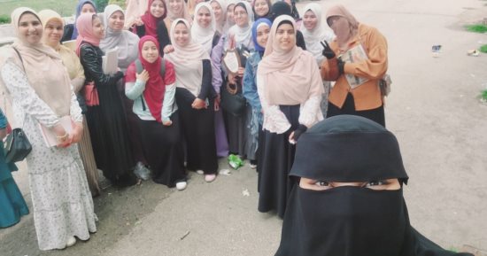 "هدايا وورود".. طالبات الأزهر بالشرقية يكرمن أستاذة جامعية