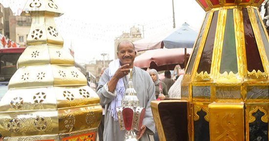 خشب ونحاس وصاج وبلاستيك كمان.. فوانيس رمضان أشكال وألوان