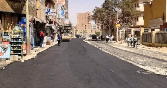استكمال أعمال رصف شارع "أحمد عنبر" بطهطا فى سوهاج لخدمة تكتل الأثاث