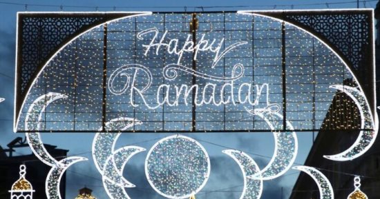 لأول مرة.. إضاءة ميدان بيكاديللى فى لندن بمناسبة شهر رمضان (فيديو) 