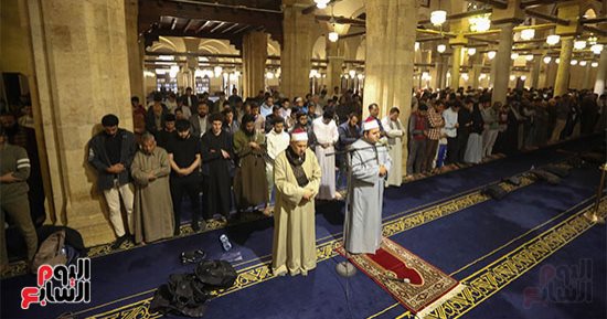 بكاء وخشوع المصلين فى صلاة تراويح ليلة أول رمضان بالجامع الأزهر