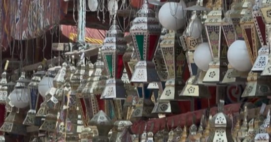 "القاهرة الإخبارية" تعرض تقريرا عن استعدادات شوارع مصر لاستقبال شهر رمضان