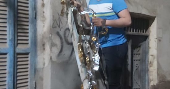 شباب أقباط يعلقون زينة رمضان بشوارع مدينة أرمنت الحيط غرب الأقصر.. صور 