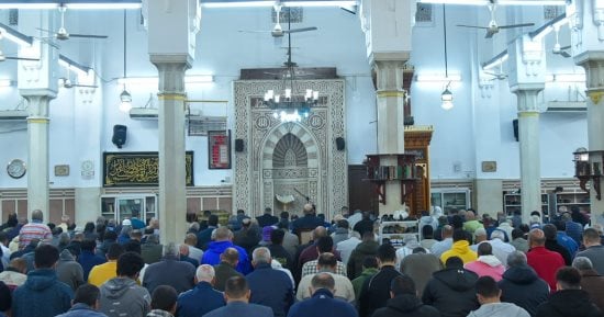 محافظ الإسكندرية يصلي التراويح بمسجد سيدى جابر  عقب افتتاحه