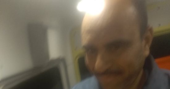 مسعف وسائق يساعدان سيدة على وضع مولودها أثناء نقلها للمستشفى ببني سويف