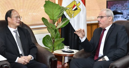 رئيس جامعة قناة السويس يستقبل المستشار التعليمي للسفارة الصينية