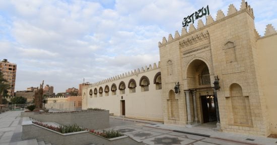 الآلاف يصلون على النبى بمسجد عمرو بن العاص.. فيديو