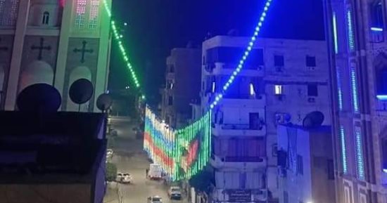 أهالى نجع حمادى يشاركون زينة رمضان تربط كنيسة العذراء بالمسجد.. صور