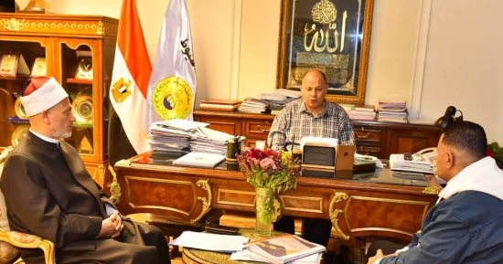 محافظ أسيوط يتابع مع وكيل وزارة الأوقاف استعدادات شعائر شهر رمضان