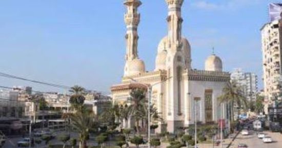 مسجد النصر التاريخى يستعد لاستقبال أول صلاة تراويح اليوم بالمنصورة