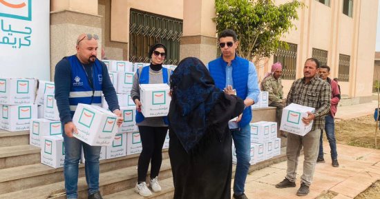 حياة كريمة توزع كراتين رمضان على أهالى الخانكة بالقليوبية فى أول أيام الشهر الكريم