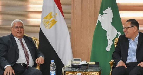 محافظ الشرقية يناقش مع البنك الزراعي تفعيل قسائم شراء أغذية للأكثر احتياجا
