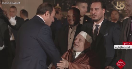 الرئيس السيسي يصافح أحمد عمر هاشم خلال افتتاح مركز مصر الثقافى الإسلامى