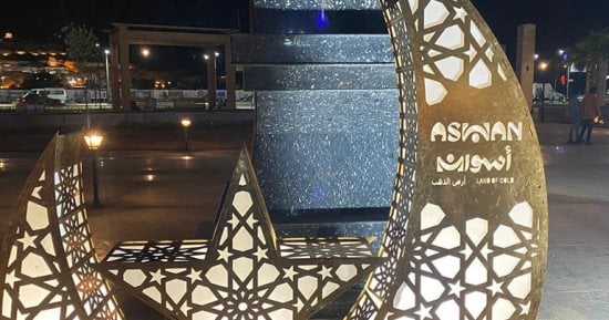 هل هلاله.. شوارع وميادين أسوان تتزين وتستقبل شهر الصوم.. فوانيس ومدفع وزينة أبرز مظاهر الاحتفال.. المواطنون والسائحون يلتقطون الصور التذكارية أمام المجسمات.. والمحافظ: استكمال أعمال تطوير الواجهة السياحية.. صور