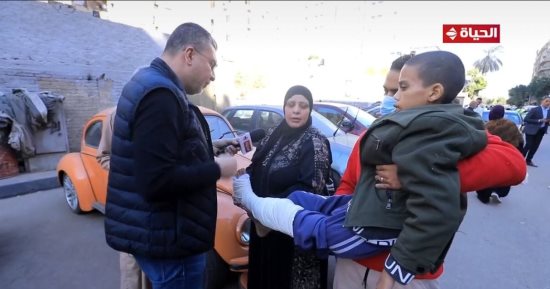 "واحد من الناس" يهدى أسرة الطفل "نادى" المصاب بالسرطان 30 ألف جنيه