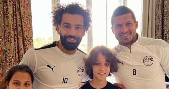 طارق حامد ينشر صورة لأبنيه مع محمد صلاح فى معسكر الفراعنة