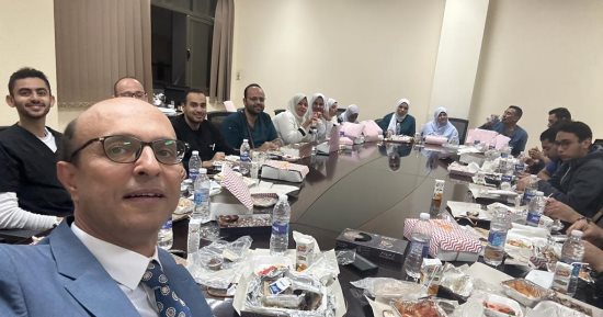 رئيس جامعة أسيوط يشارك الأطقم الطبية والعمال المناوبين بمستشفى القلب وجبة الإفطار