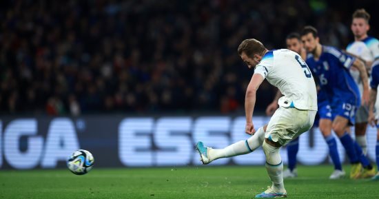 منتخب إنجلترا يتفوق على إيطاليا بثنائية فى الشوط الأول.. فيديو
