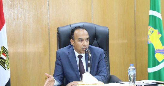 نائب محافظ المنيا يتابع مع مسئولى التموين الرقابة على الأسواق ومنافذ السلع