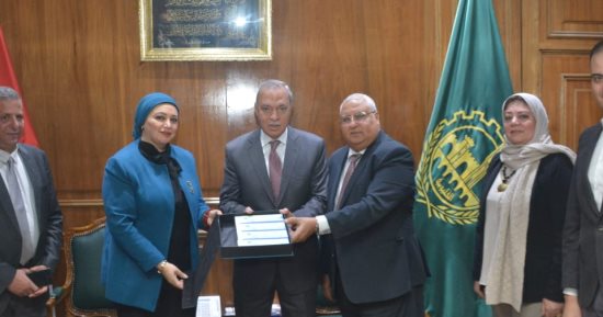 البنك الزراعي يتبرع لمحافظة القليوبية بـ 250 ألف جنيه للأسر الأكثر احتياجا